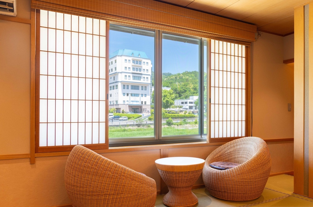 和室 川側角部屋 禁煙 客室3 | 木造りの宿 橋津屋