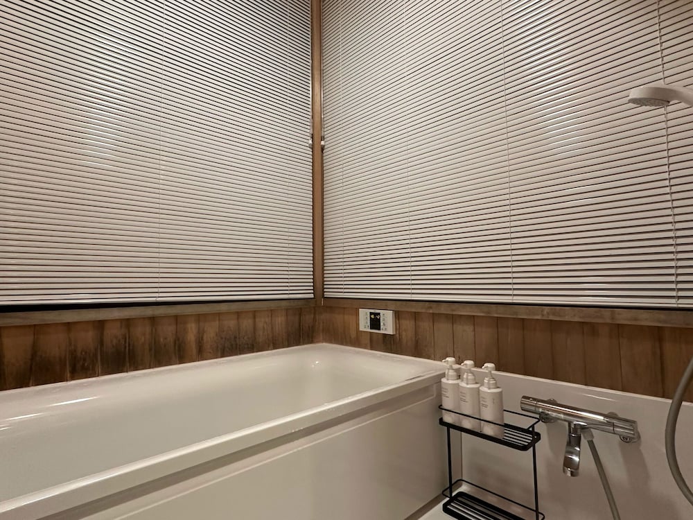 ペット同宿 屋内露天風呂付 戸建てタイプ２LDKコテージ バスルーム12 | Nature Cottage Akabeko