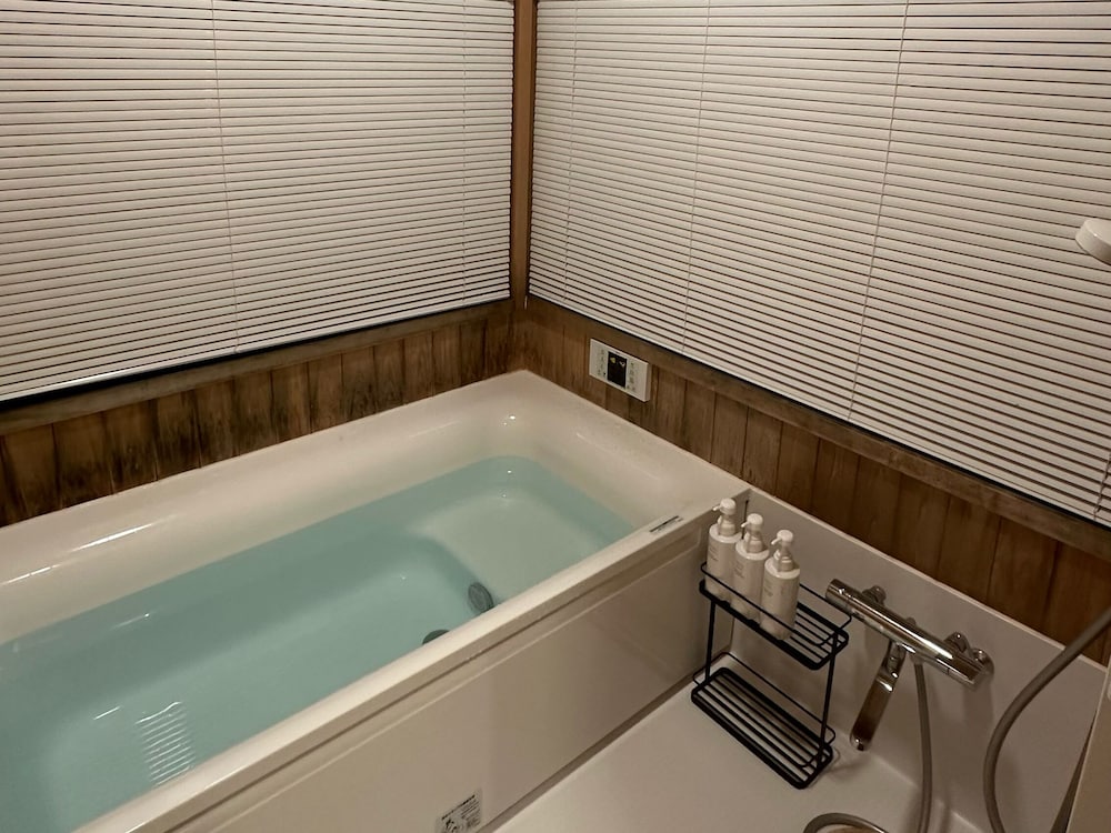 ペット同宿 屋内露天風呂付 戸建てタイプ２LDKコテージ バスルーム10 | Nature Cottage Akabeko