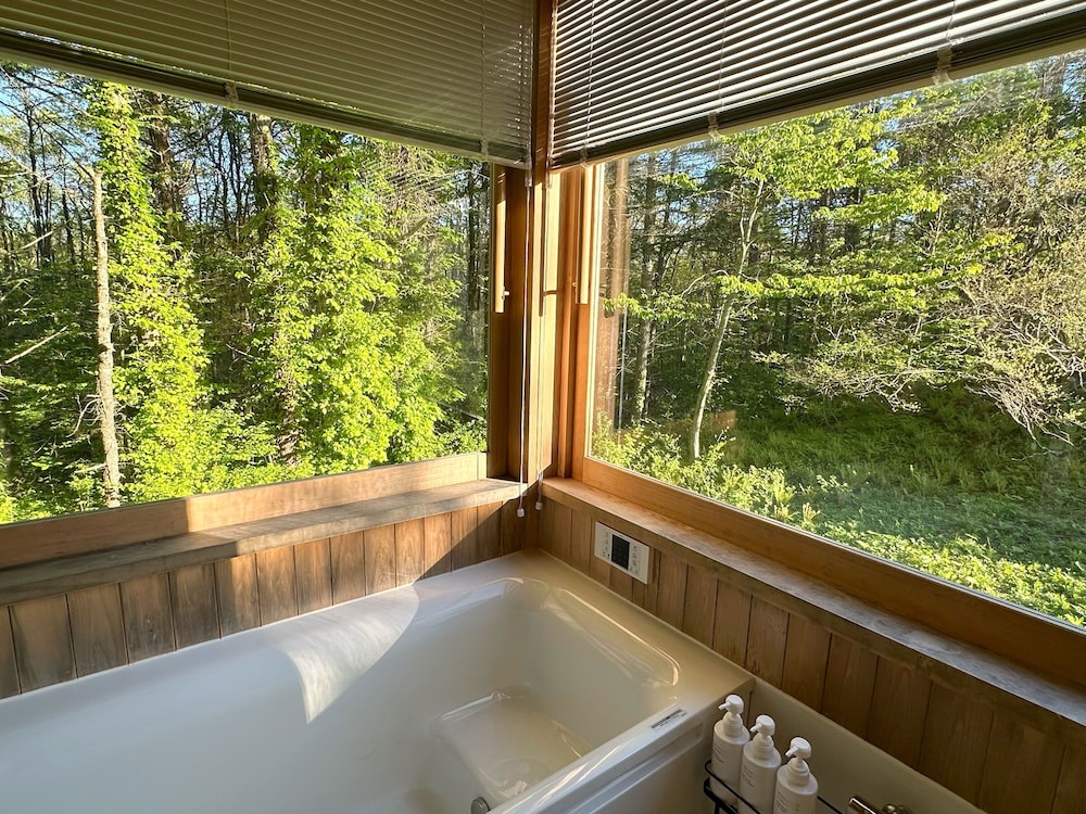 ペット同宿 屋内露天風呂付 戸建てタイプ２LDKコテージ バスルーム7 | Nature Cottage Akabeko