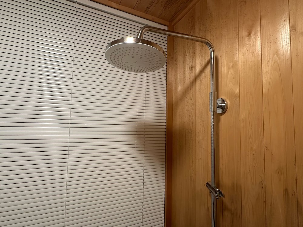 ペット同宿 屋内露天風呂付 戸建てタイプ２LDKコテージ バスルーム9 | Nature Cottage Akabeko