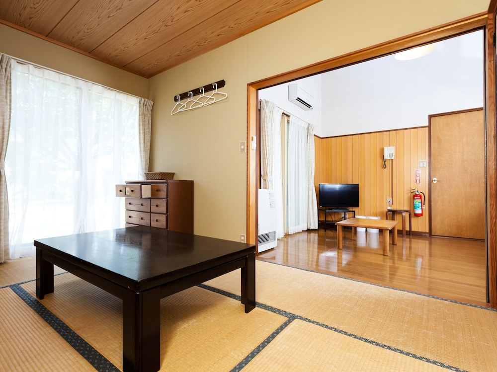 【ペット不可】 連棟タイプ２DK平屋コテージ リビング エリア0 | Nature Cottage Akabeko
