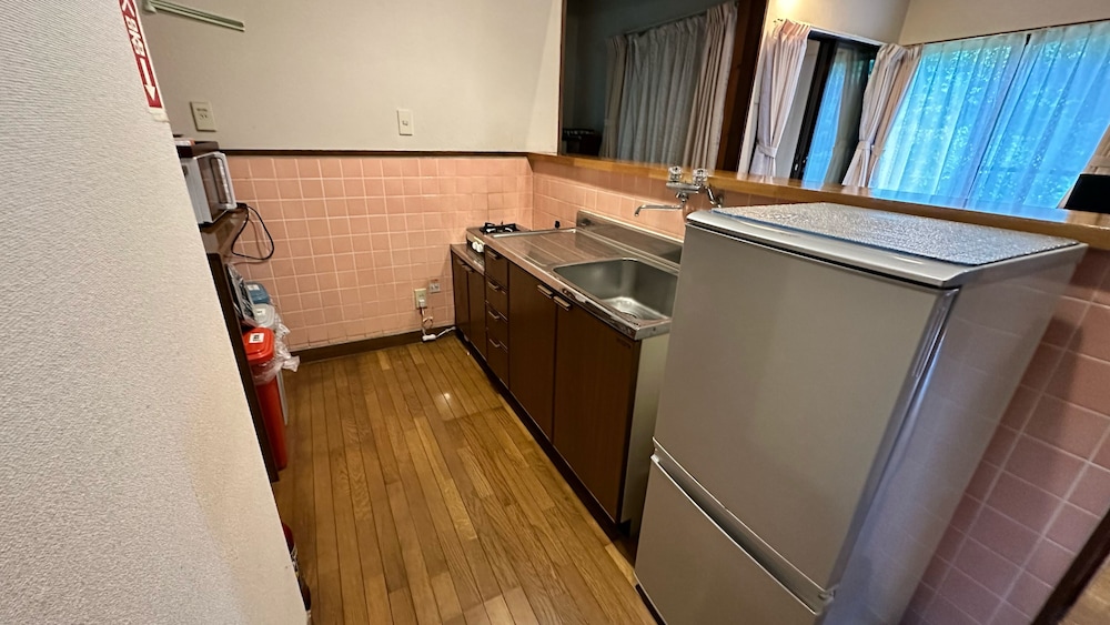 ペット同宿 屋内露天風呂付 戸建てタイプ２LDKコテージ 専用キッチン0 | Nature Cottage Akabeko