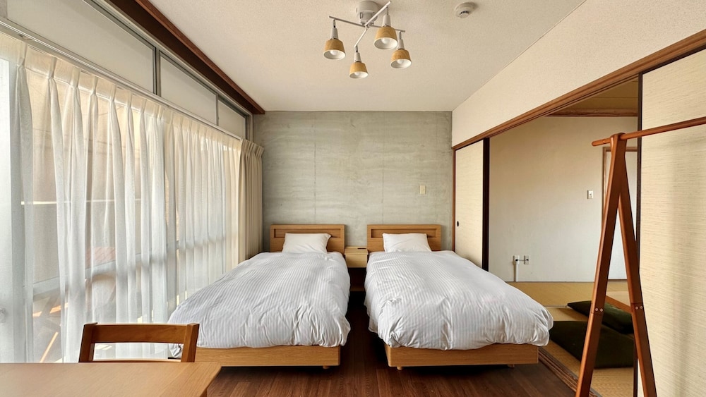 [4階個室オリーブ] 和洋室 専用バス付トイレ共用 禁煙 | トラベル & ブックホテル フラトンキャビン高松