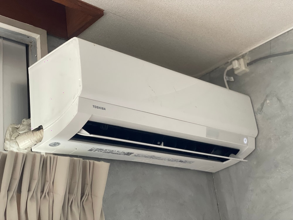 [4階個室コスモス] 洋室 男女別共用バストイレ 禁煙 客室1 | トラベル & ブックホテル フラトンキャビン高松