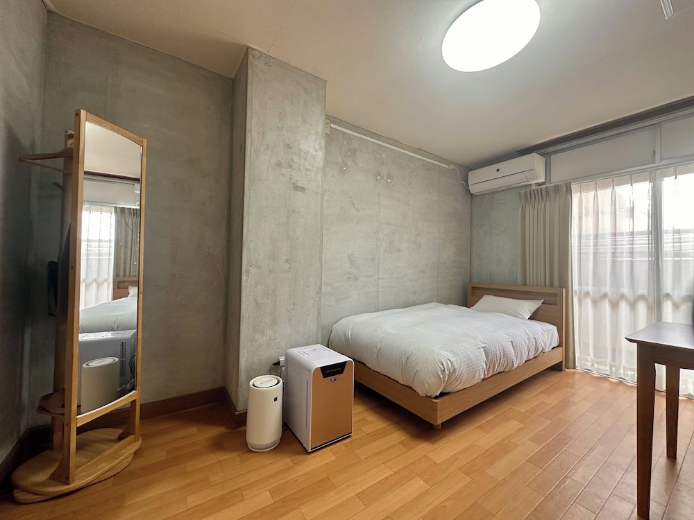 [4階個室ツツジ] 洋室 男女別共用バストイレ 禁煙 | トラベル & ブックホテル フラトンキャビン高松