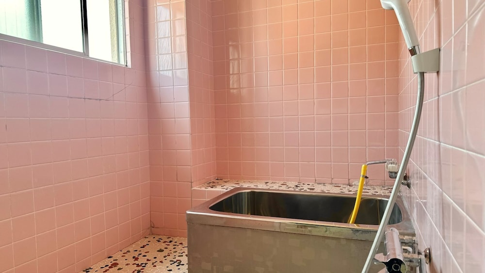 [4階個室オリーブ] 和洋室 専用バス付トイレ共用 禁煙 バスルーム1 | トラベル & ブックホテル フラトンキャビン高松