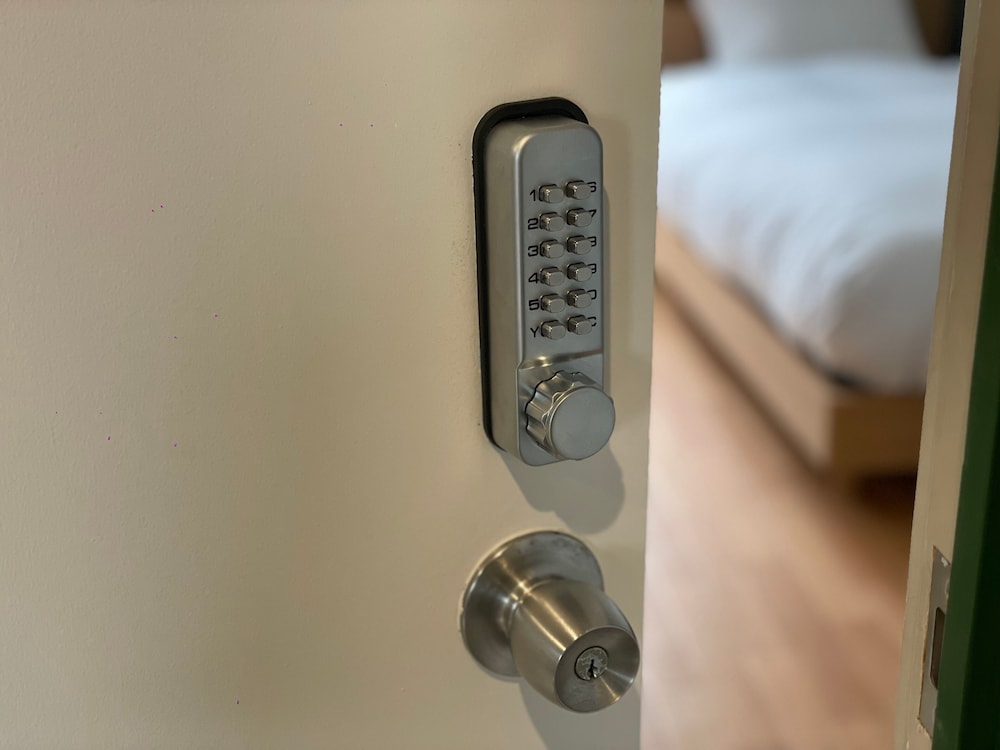 [4階個室コスモス] 洋室 男女別共用バストイレ 禁煙 客室2 | トラベル & ブックホテル フラトンキャビン高松