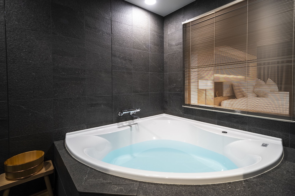 デラックス ダブルルーム,すりガラス,禁煙 バスルーム1 | 京都四条高倉ホテル grandereverie