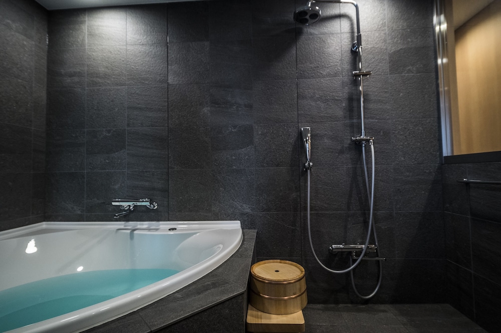 デラックス ツインルーム ベッド (複数台),すりガラス,禁煙 バスルーム1 | 京都四条高倉ホテル grandereverie