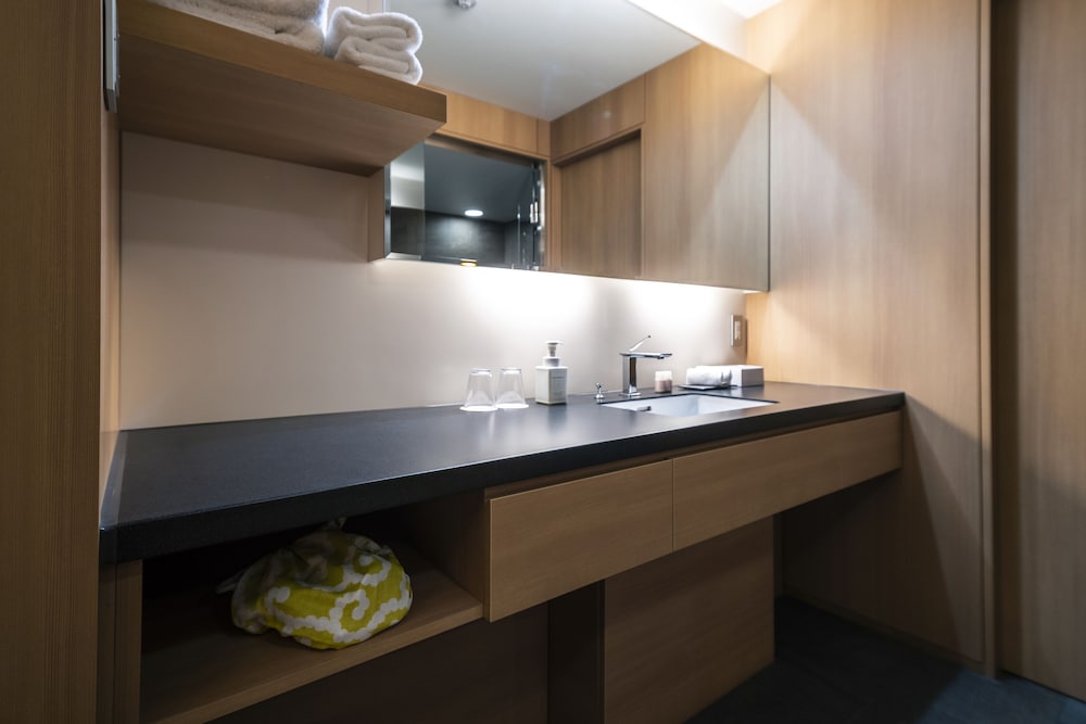 デラックス ツインルーム ベッド (複数台),すりガラス,禁煙 バスルームのシンク0 | 京都四条高倉ホテル grandereverie