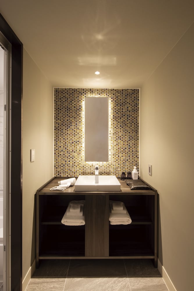 デラックス コーナー ツインルーム 最大4 ベッド 禁煙 シティビュー バスルームのシンク0 | 渋谷ストリームホテル