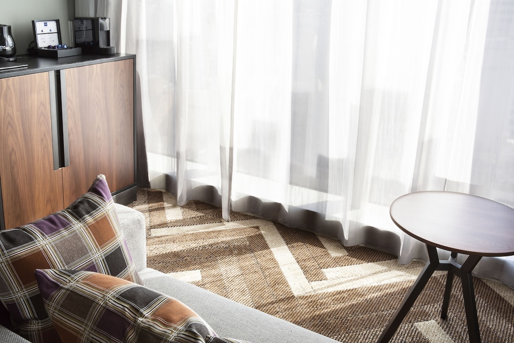 デラックス コーナー ツインルーム 禁煙 リビング エリア0 | 渋谷ストリームホテル