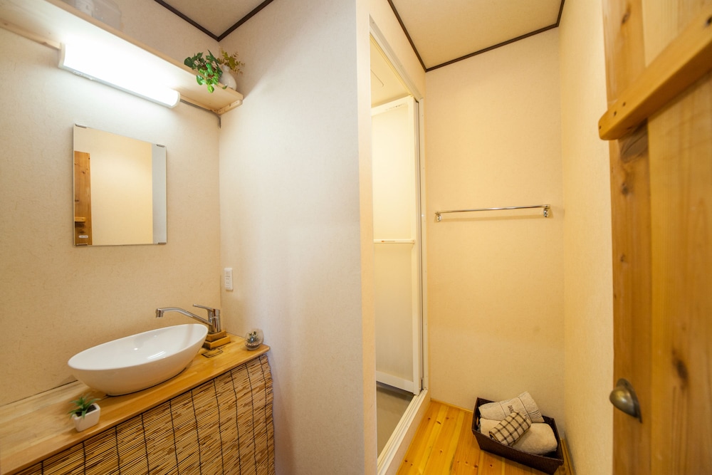 ファミリールーム2階 禁煙 バスルーム1 | ケビンズプレイス