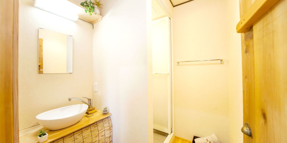 ファミリールーム2階 禁煙 バスルーム3 | ケビンズプレイス