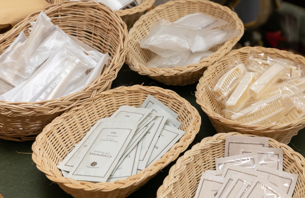 スタンダード ツインルーム エキストラベッド付 バスルームの設備1 | 森のホテル