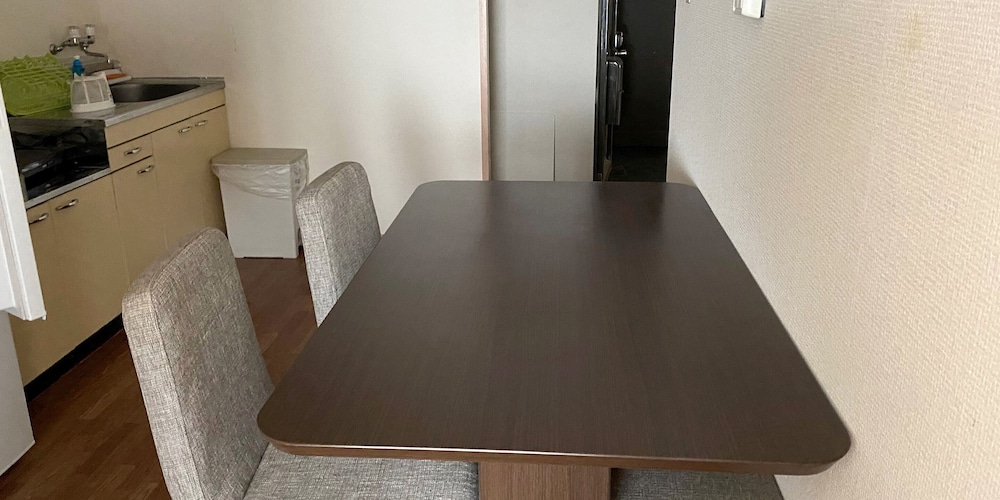 コンフォート アパートメント シングルベッド 2 台 禁煙 客室内のダイニングエリア0 | kyoto.gion tourist house