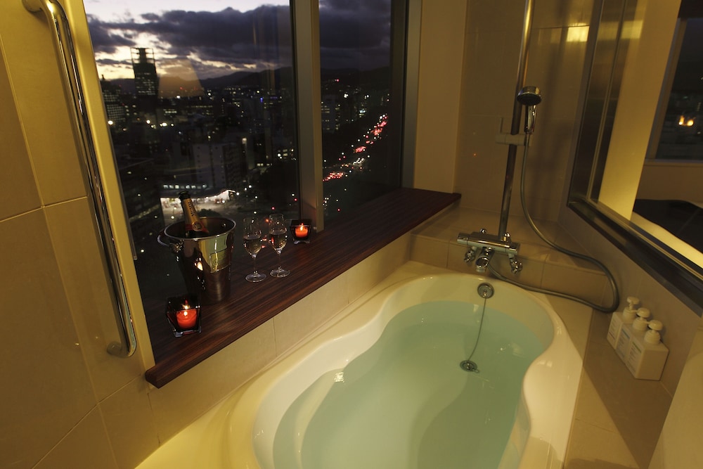 [禁煙]スタイリッシュコーナーダブル(22sqm)〈キングベッド,ビューバス〉 バスルーム1 | オリエンタルホテル広島