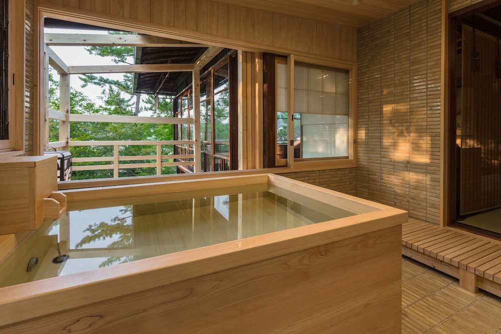 プレミアム スイート 専用バスルーム ガーデン 深めの浴槽0 | 京都 南禅寺 八千代 (1915 年創業)