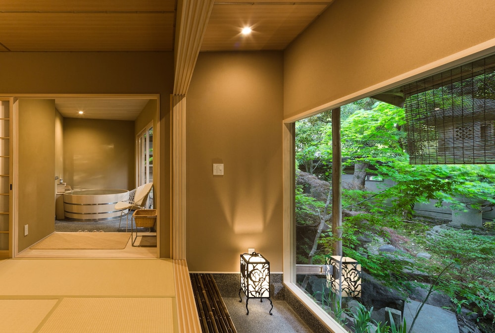 デラックス スタジオスイート 専用バスルーム 1 階 | 京都 南禅寺 八千代 (1915 年創業)