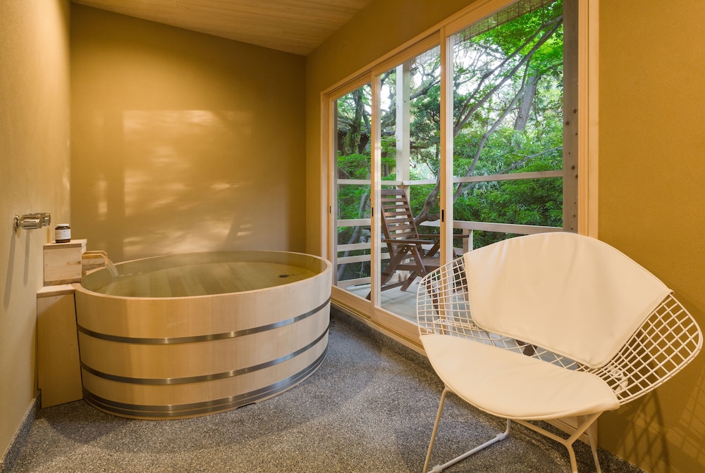 デラックス スタジオスイート 専用バスルーム 1 階 バスルームのシンク0 | 京都 南禅寺 八千代 (1915 年創業)