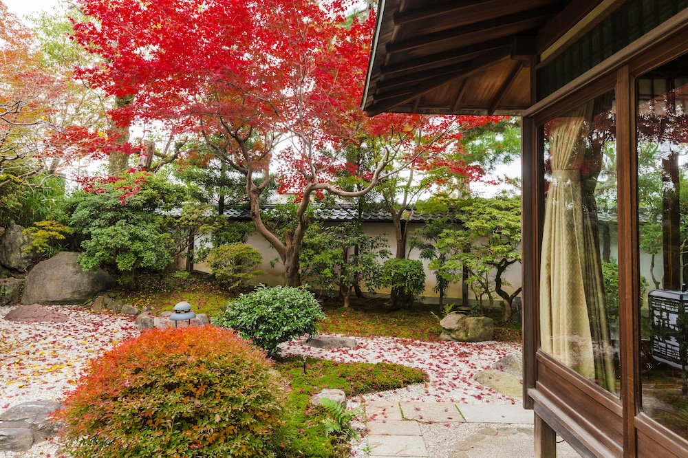 クラシック スイート 専用バスルーム 1 階 部屋からの景観2 | 京都 南禅寺 八千代 (1915 年創業)