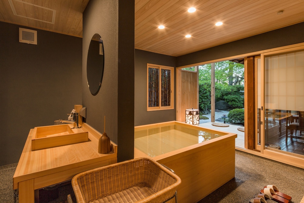 クラシック スイート 専用バスルーム 1 階 客室4 | 京都 南禅寺 八千代 (1915 年創業)