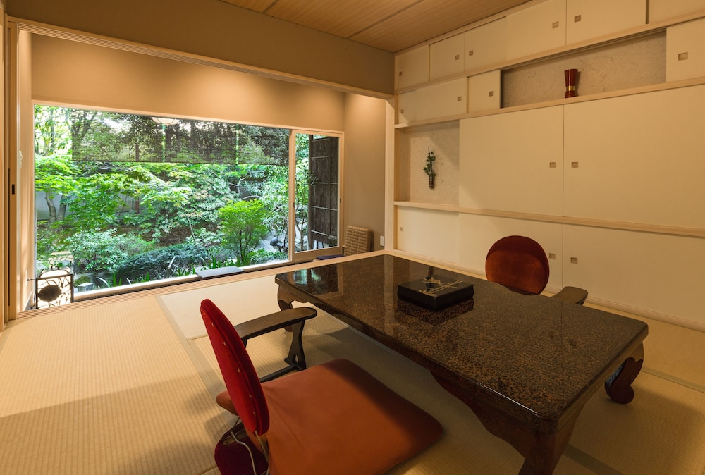 デラックス スタジオスイート 専用バスルーム 1 階 客室2 | 京都 南禅寺 八千代 (1915 年創業)