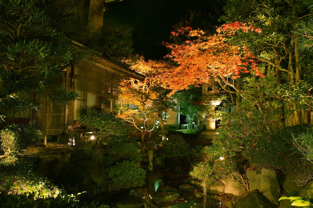 トラディショナル スイート 専用バスルーム 1 階 部屋からの景観0 | 京都 南禅寺 八千代 (1915 年創業)