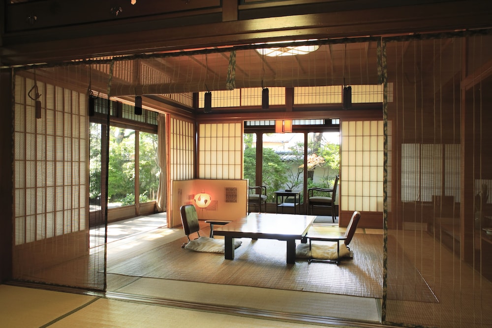 クラシック スイート 専用バスルーム 1 階 客室1 | 京都 南禅寺 八千代 (1915 年創業)