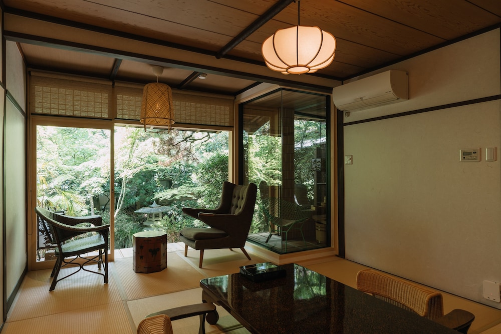 トラディショナル スイート 2 ベッドルーム ガーデンビュー 1 階 | 京都 南禅寺 八千代 (1915 年創業)