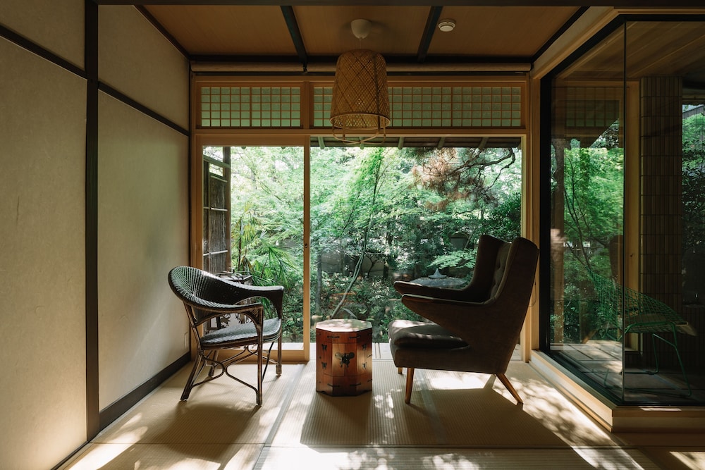 トラディショナル スイート 2 ベッドルーム ガーデンビュー 1 階 客室3 | 京都 南禅寺 八千代 (1915 年創業)