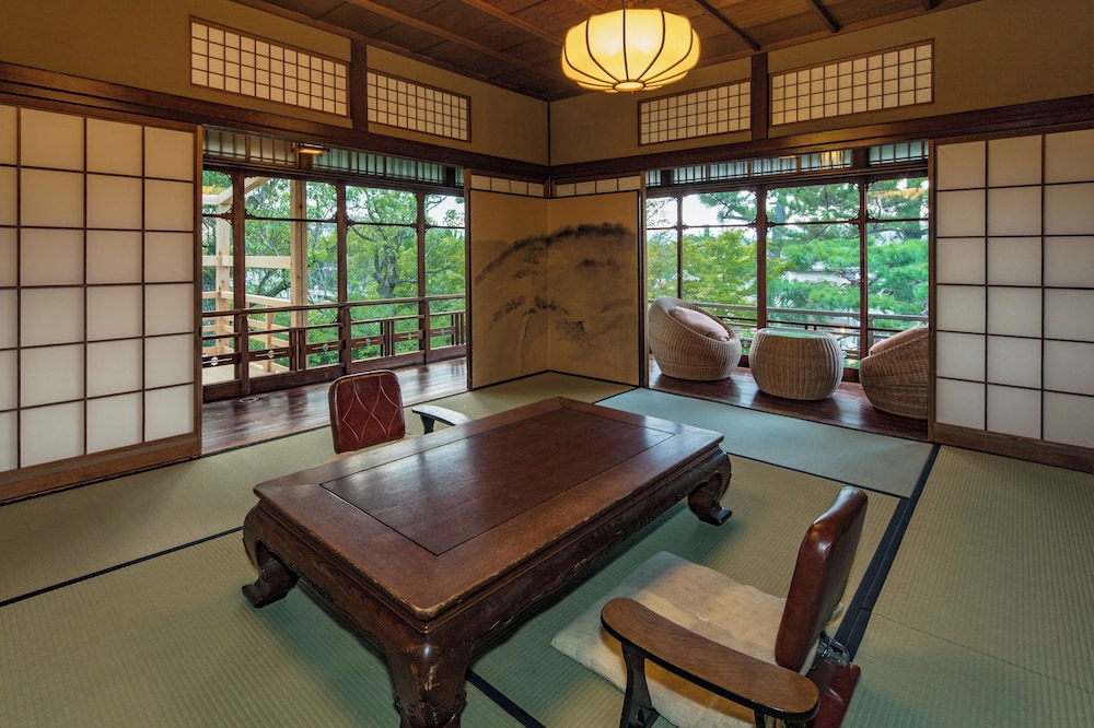 ファミリー 4 人部屋 1 ベッドルーム バルコニー ガーデンビュー 客室1 | 京都 南禅寺 八千代 (1915 年創業)