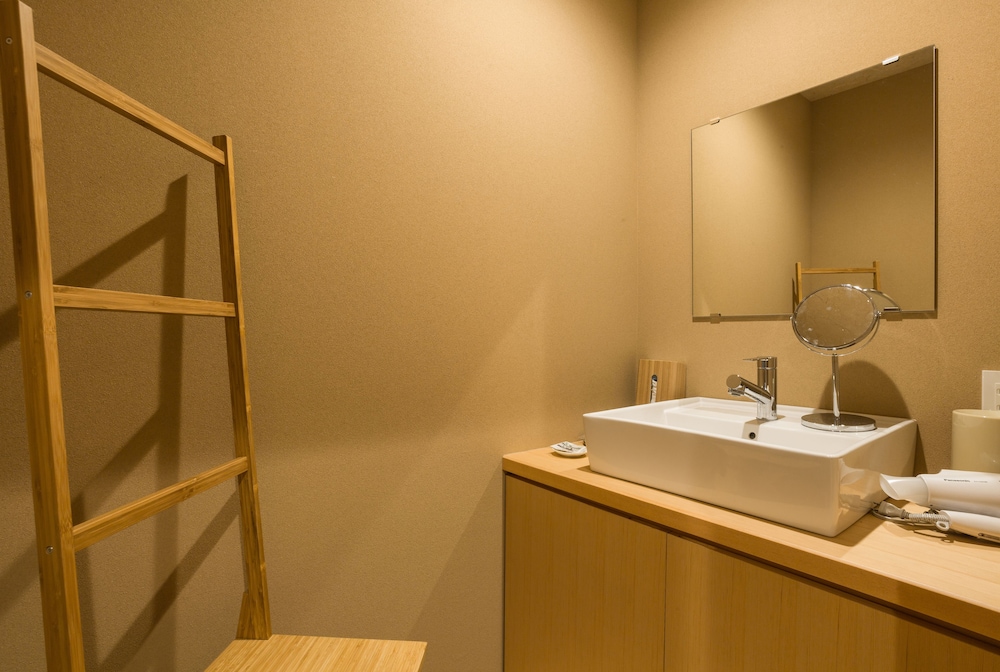 デラックス スタジオスイート 専用バスルーム 1 階 客室の設備とサービス0 | 京都 南禅寺 八千代 (1915 年創業)
