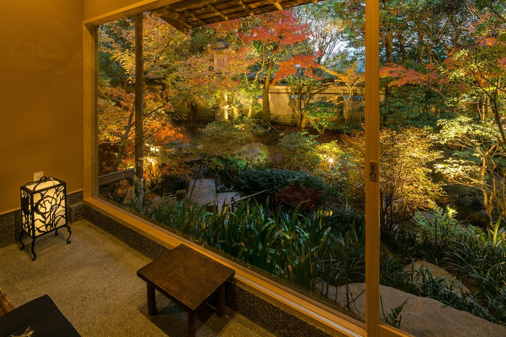 デラックス スタジオスイート 専用バスルーム 1 階 客室4 | 京都 南禅寺 八千代 (1915 年創業)