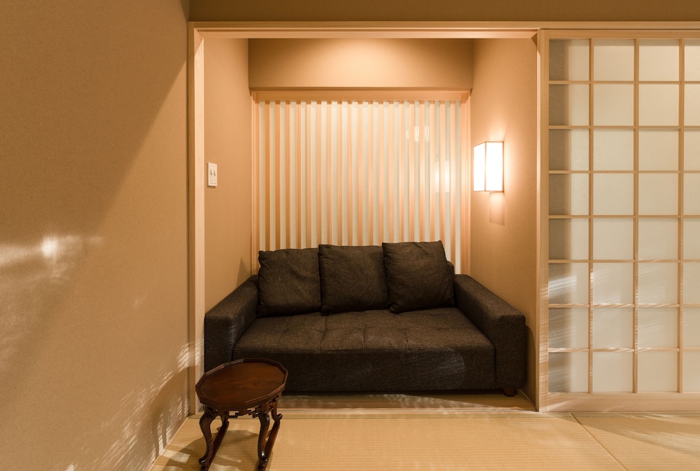 デラックス スタジオスイート 専用バスルーム 1 階 リビング エリア0 | 京都 南禅寺 八千代 (1915 年創業)