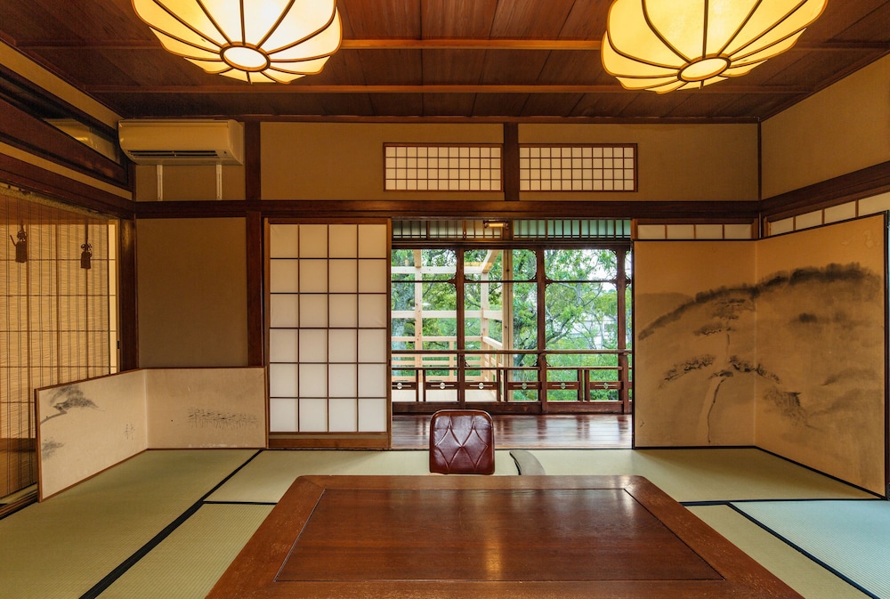 プレミアム スイート 専用バスルーム ガーデン 客室2 | 京都 南禅寺 八千代 (1915 年創業)