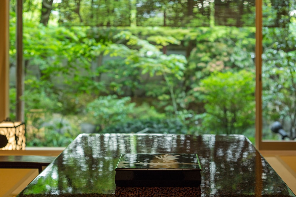 デラックス スタジオスイート 専用バスルーム 1 階 部屋からの景観1 | 京都 南禅寺 八千代 (1915 年創業)