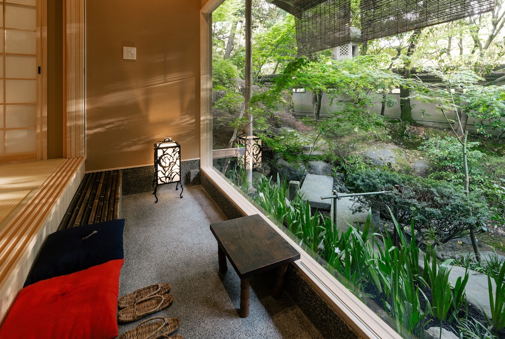 デラックス スタジオスイート 専用バスルーム 1 階 客室3 | 京都 南禅寺 八千代 (1915 年創業)