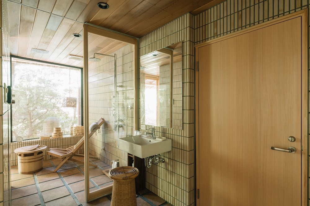 トラディショナル スイート 2 ベッドルーム ガーデンビュー 1 階 バスルーム0 | 京都 南禅寺 八千代 (1915 年創業)