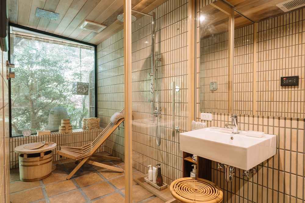 トラディショナル スイート 2 ベッドルーム ガーデンビュー 1 階 バスルーム3 | 京都 南禅寺 八千代 (1915 年創業)