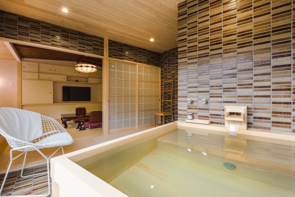 デラックス スタジオ 専用バスルーム ガーデン バスルーム0 | 京都 南禅寺 八千代 (1915 年創業)