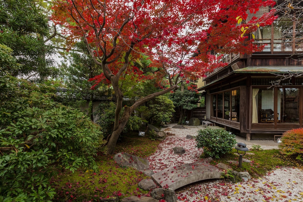 クラシック スイート 専用バスルーム 1 階 部屋からの景観1 | 京都 南禅寺 八千代 (1915 年創業)