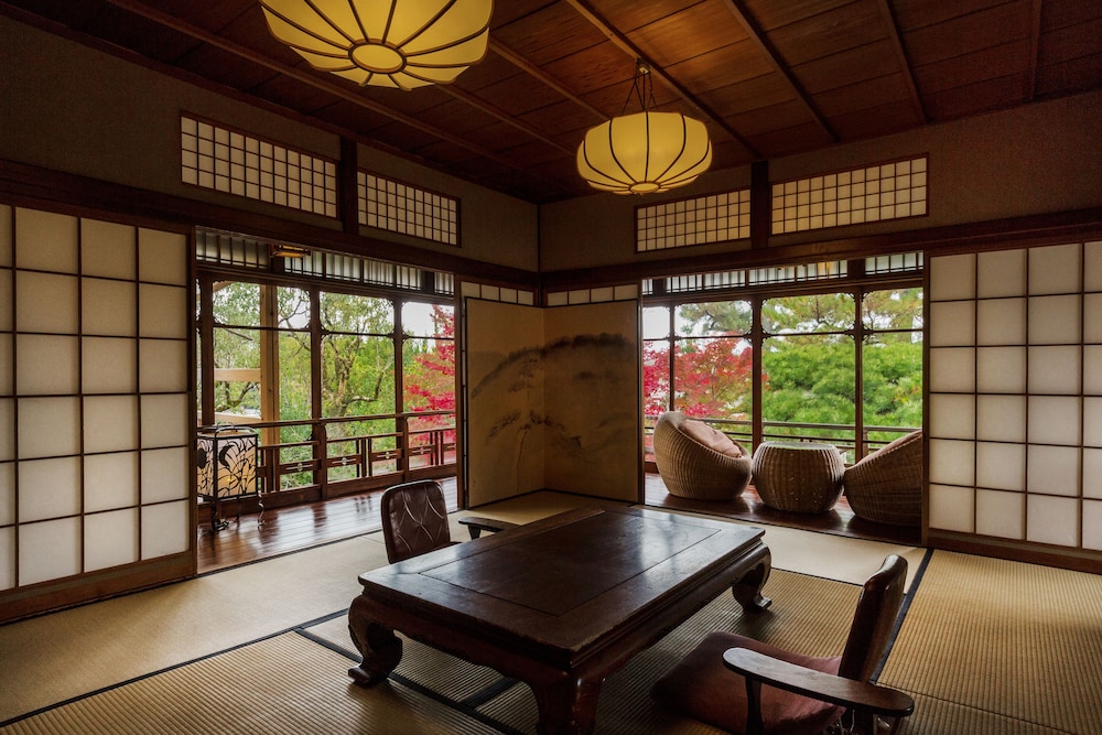 プレミアム スイート 専用バスルーム ガーデン 客室4 | 京都 南禅寺 八千代 (1915 年創業)