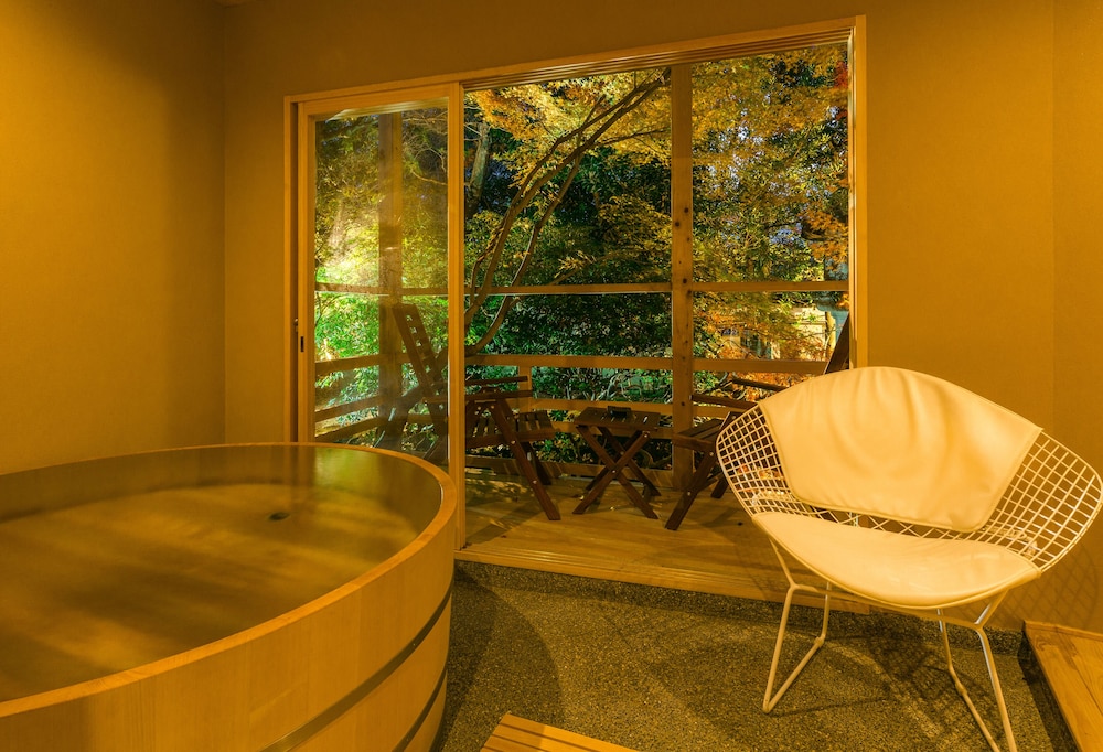 デラックス スタジオスイート 専用バスルーム 1 階 客室5 | 京都 南禅寺 八千代 (1915 年創業)