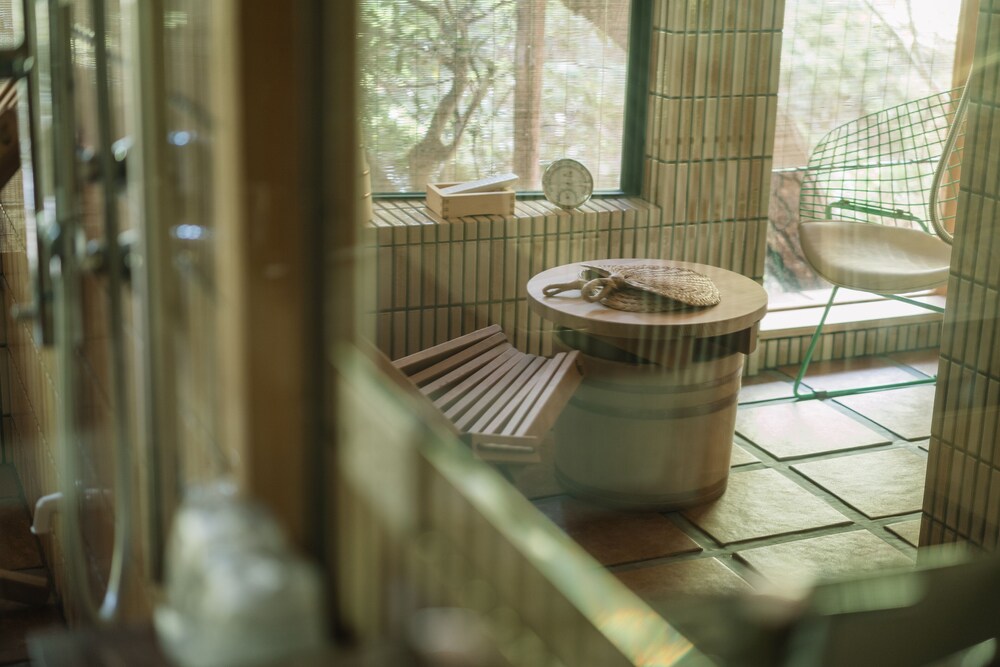 トラディショナル スイート 2 ベッドルーム ガーデンビュー 1 階 バスルーム1 | 京都 南禅寺 八千代 (1915 年創業)