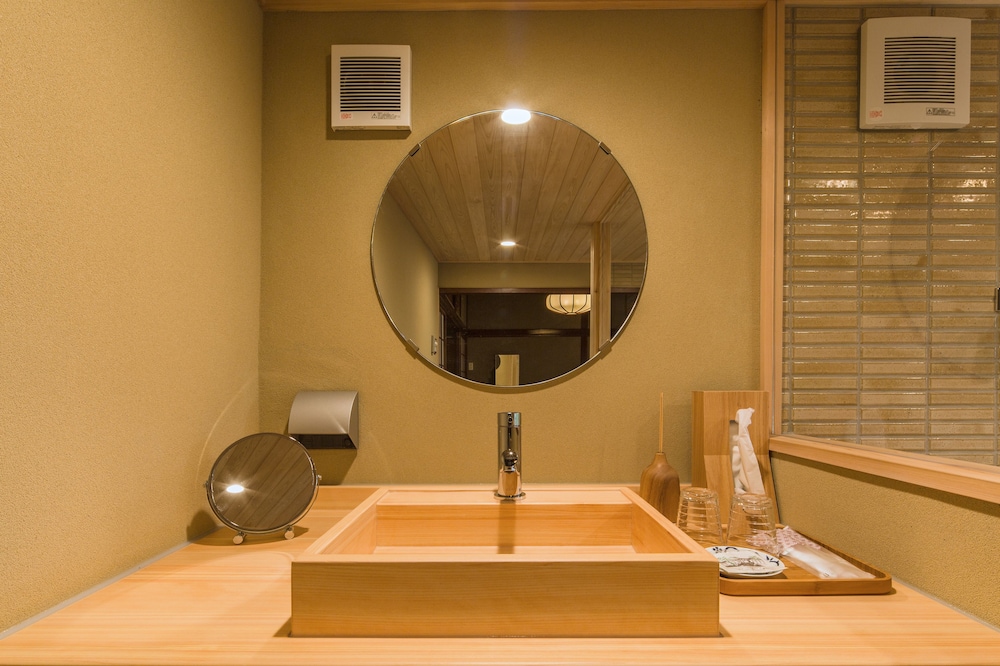プレミアム スイート 専用バスルーム ガーデン 客室1 | 京都 南禅寺 八千代 (1915 年創業)