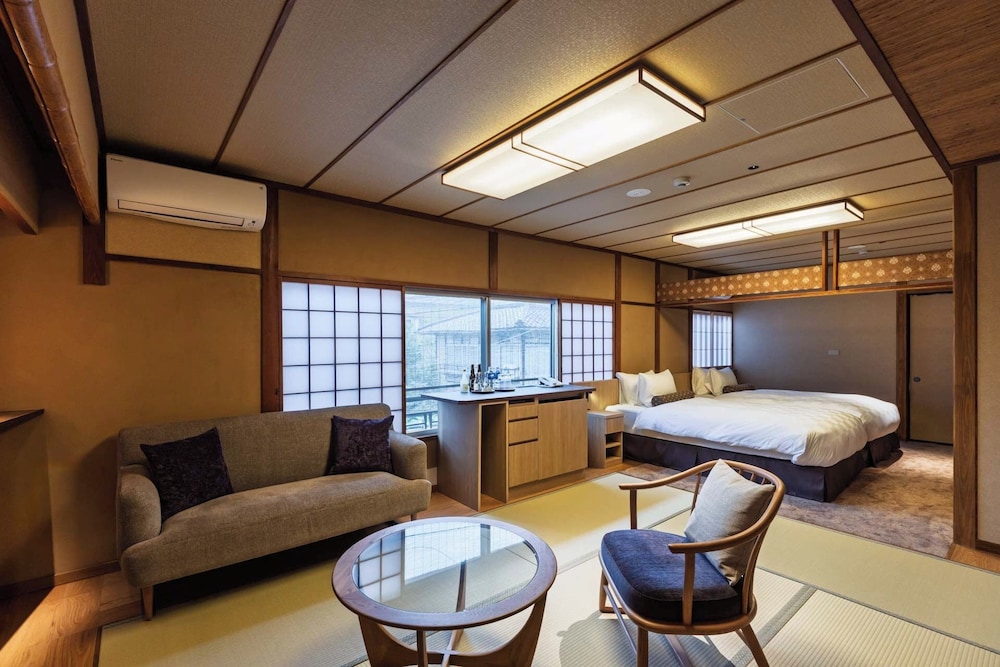 エグゼクティブ 4 人部屋 客室2 | 京の宿 坂の上