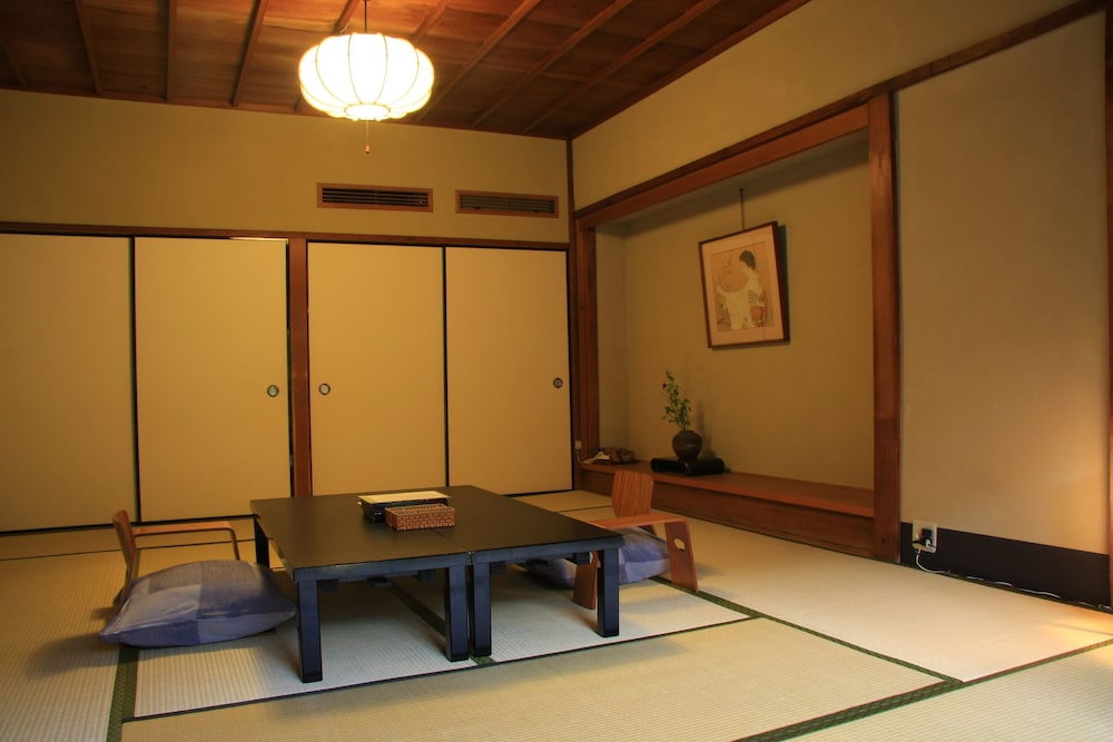 トラディショナルルーム 松園 布団2組 庭付き トイレ付 禁煙 客室1 | 旅館元奈古