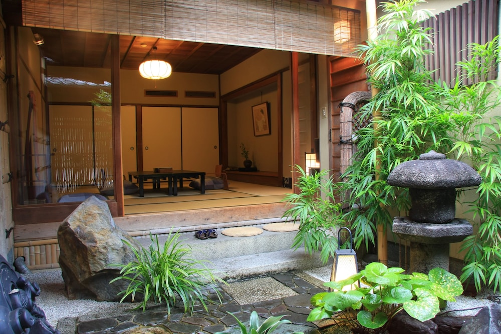トラディショナルルーム 松園 布団2組 庭付き トイレ付 禁煙 | 旅館元奈古